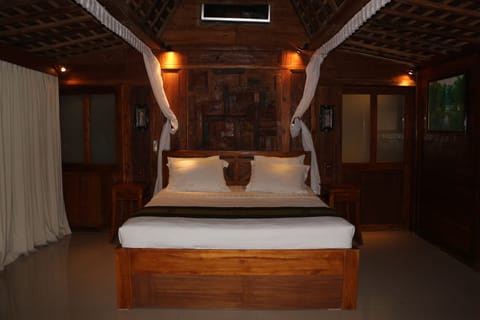 Lovely Javanese Wooden Teak Joglo Style Family Bedroom