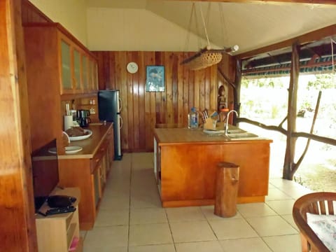 Fridge, oven, stovetop, coffee/tea maker