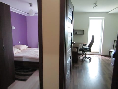 2 bedrooms, desk, iron/ironing board, free internet