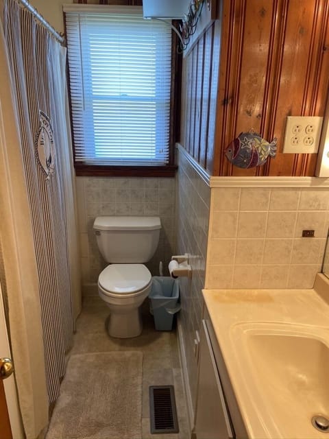 Combined shower/tub, hair dryer, towels, toilet paper