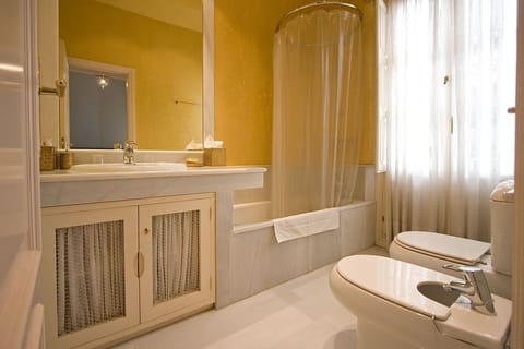 Combined shower/tub, hair dryer, bidet, towels