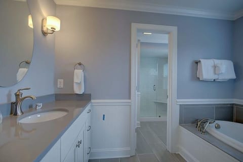 Combined shower/tub, towels