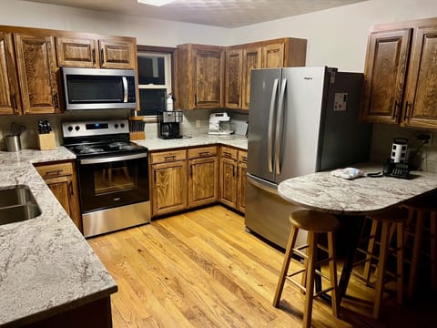 2024 newly remodeled kitchen, dual coffee maker, toaster, mixer, griddle, micro
