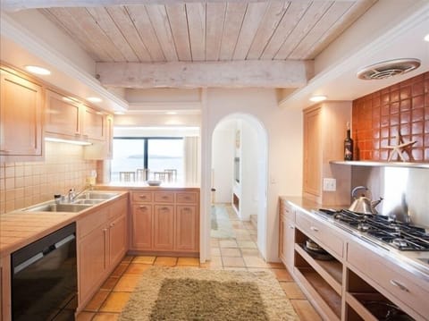 Gourmet kitchen, 6 burners and fully equipped.Microwave,all amenities.