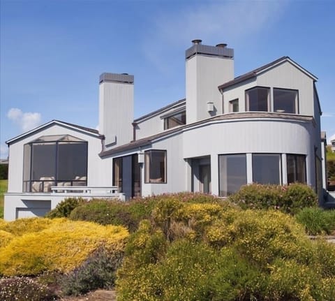 Enter this house and expect to be amazed by the power and beauty of the ocean!!