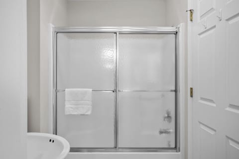 Combined shower/tub, jetted tub, towels, soap