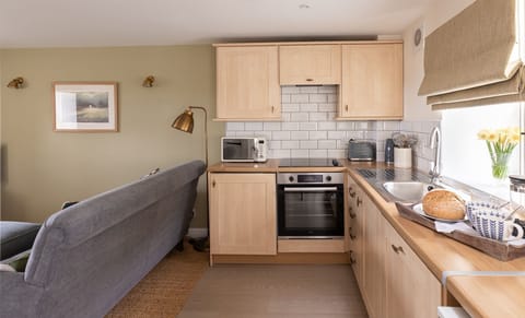 Woodman's Cottage - open plan kitchen and sitting room