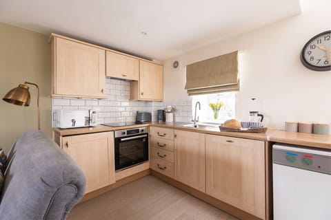 Woodman's Cottage - fully equipped open plan kitchen