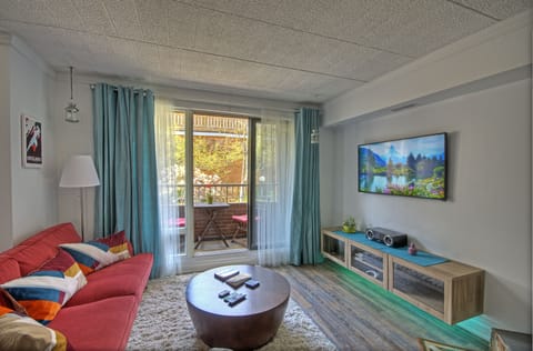 Living area | LED TV, fireplace, video games, Netflix