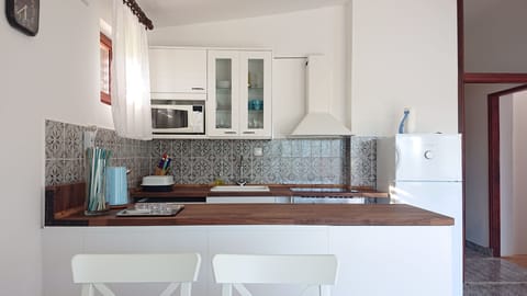 Kitchen (stove, oven, microwave oven, dishwasher, kettle, coffee maker)