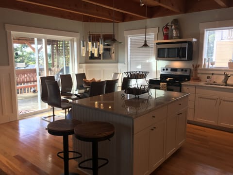 Seating for 8 around dinning table & 2 more at the breakfast bar!