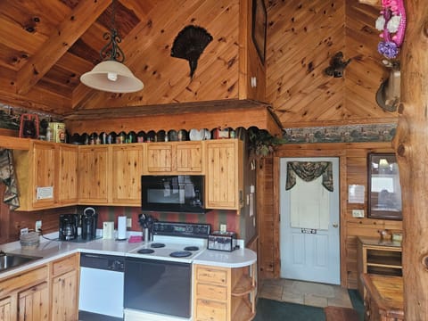 KITCHEN HAS MANY ANTIQUE BOTTLES had KUERIG and a MR COFFEE