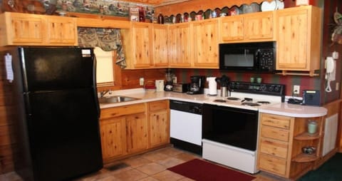 Beautifully Decorated Kitchen w/ Lots of Antiques.. Antique Phone doesn't work😣