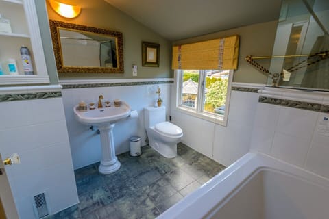 Combined shower/tub, jetted tub, hair dryer, heated floors