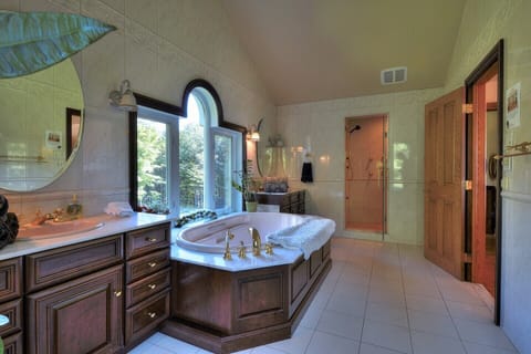 Combined shower/tub, jetted tub, hair dryer, heated floors