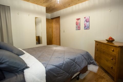 1 bedroom, travel crib