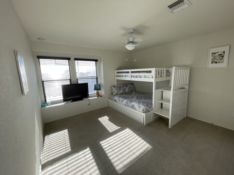 3 bedrooms, desk, iron/ironing board, travel crib