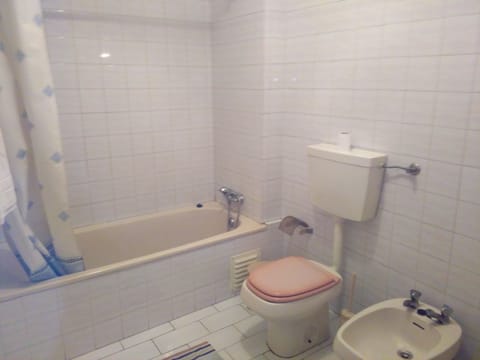 Combined shower/tub, hair dryer, bidet, towels