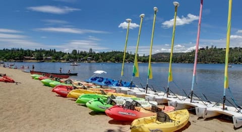 Beach nearby, sun loungers, beach towels