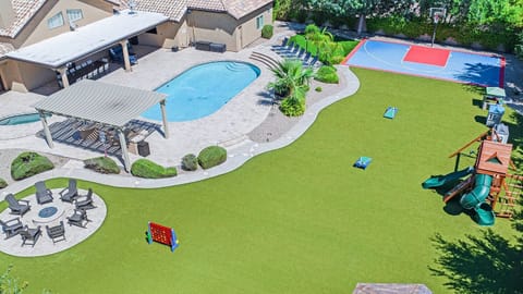 [Backyard] Enjoy the Pool, Spa, BBQ, basketball court, etc!