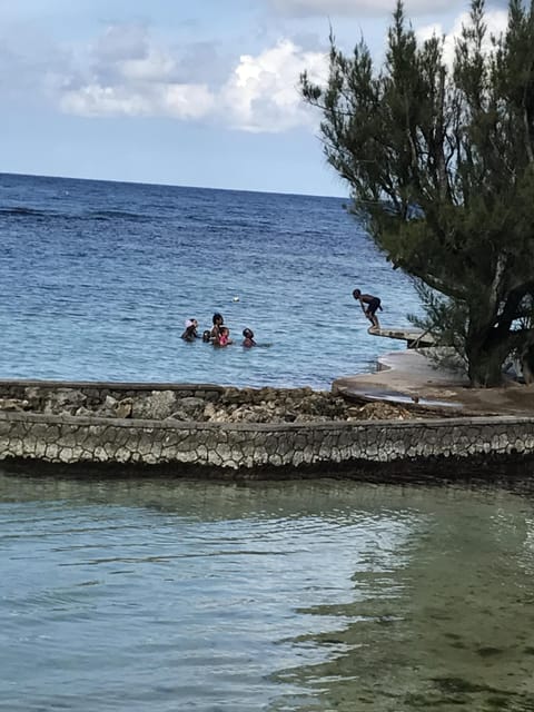 Beach nearby, sun loungers, beach towels