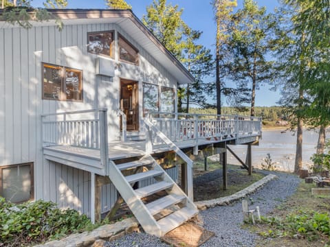 Entry stairs to deck