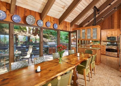 DIning - Tables can be arranged to accommodate group gatherings