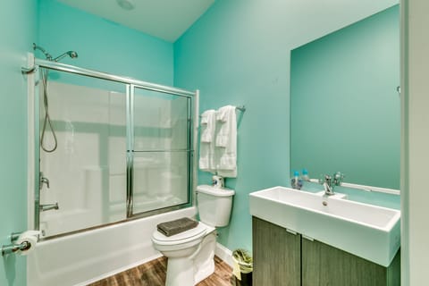 Combined shower/tub, jetted tub, towels, toilet paper