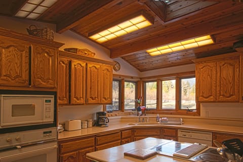 Fully-stocked kitchen, with a view of the mountain, beautiful