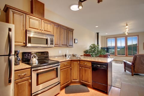 Fully equipped kitchen with bar seating