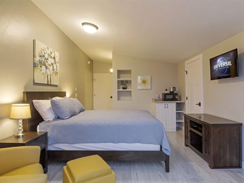 Queen bed with sitting area