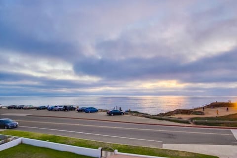 Endless Sunsets and the Pacific Ocean is a Stones Throw from Vil