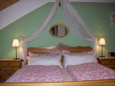 1 bedroom, bed sheets