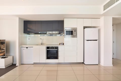 Full-size fridge, microwave, oven, stovetop