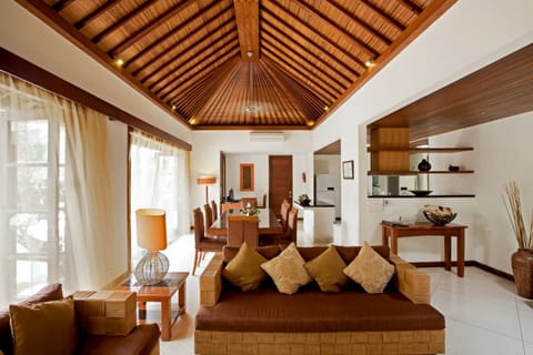 Perfectamente ubicado 4 dormitorios Villa cerca de la playa, Sanur \" Chalet in Denpasar