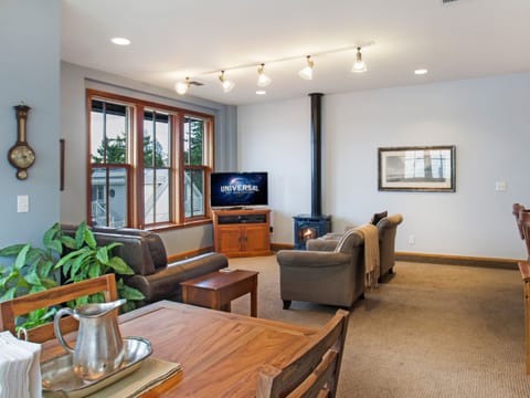 Relax and enjoy this comfortable unit with a propane fireplace, Satellite TV and dining for 4 people.
This spacious living area has a lovely view of the harbor.