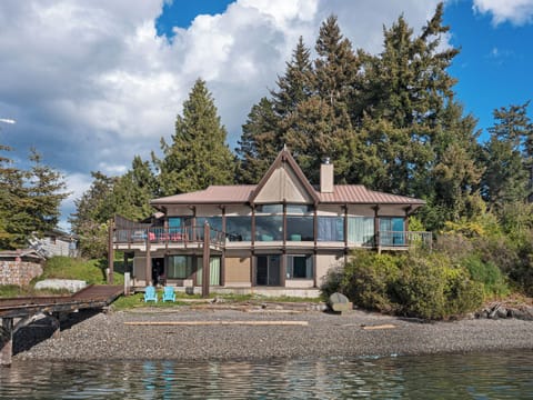 Relax at Hoeppner's Vista
The dock can moor power boats up to 30 feet or sail boats up to 40 feet. No shore power or water hook up.
**Please note, this home is not suitable for parties or large gatherings as it is located in a quiet neighborhood.