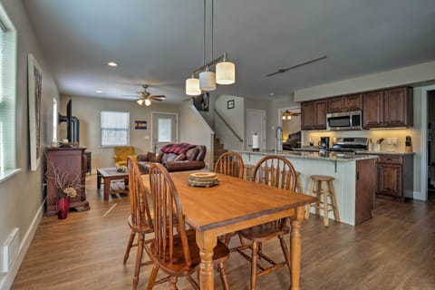 Dining Area | Dishware/Flatware Provided