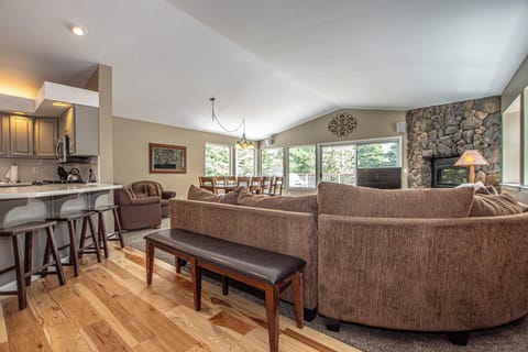 Garrets Place - Living Dining and Kitchen