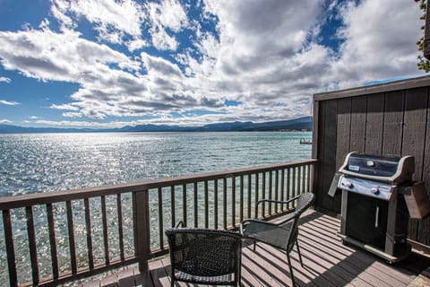 Star Harbor 13 - Exterior Lakefront Deck BBQ