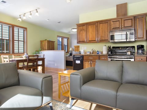 Enjoy this spacious studio with a King bed, propane fireplace, full kitchen and Satellite TV in this pet friendly property.
Pre-approved pet permitted - 60 lbs or less. 1 dog per reservation
*Queen sized Aerobed is the second bed available in this studio.
**1 dog per reservation under 60 lbs**