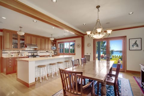 Breakfast bar and Dining table