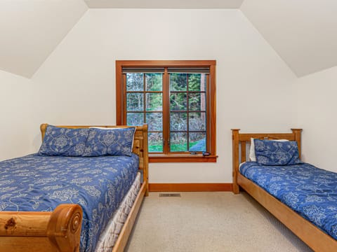 Extra sleeping space with 1 Queen bed and 1 Twin bed