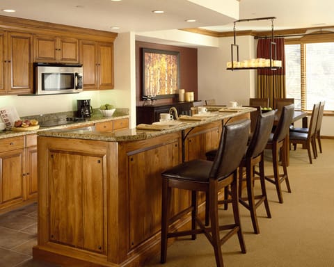 Sheraton 3BR, 3BA: New Years Week- Top Fl. Direct on Mountain & 100% Ski-In/Out! Villa in Steamboat Springs