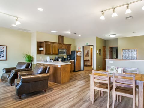 Comfortable studio unit with King bed, Smart TV, full kitchen, full bathroom and new flooring.