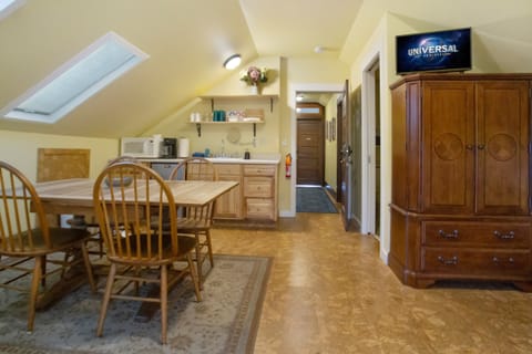 Enjoy Miner's Suite. Kitchenette and Dining area with Smart TV 

(There is not an oven for cooking. Unit has a microwave, coffee maker, mini fridge)