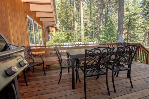Dollar Point Lodge - Exterior Deck Table