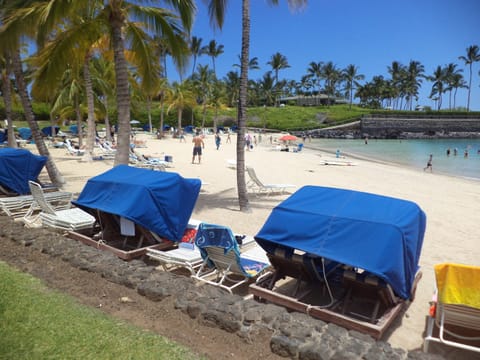 Beach nearby, sun loungers, beach towels