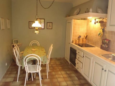 Kitchen with access to the garden