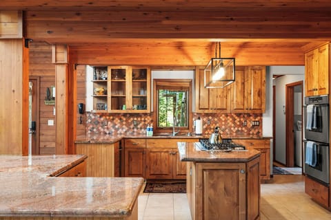 Kitchen - Donner Lake Vacation Lodge